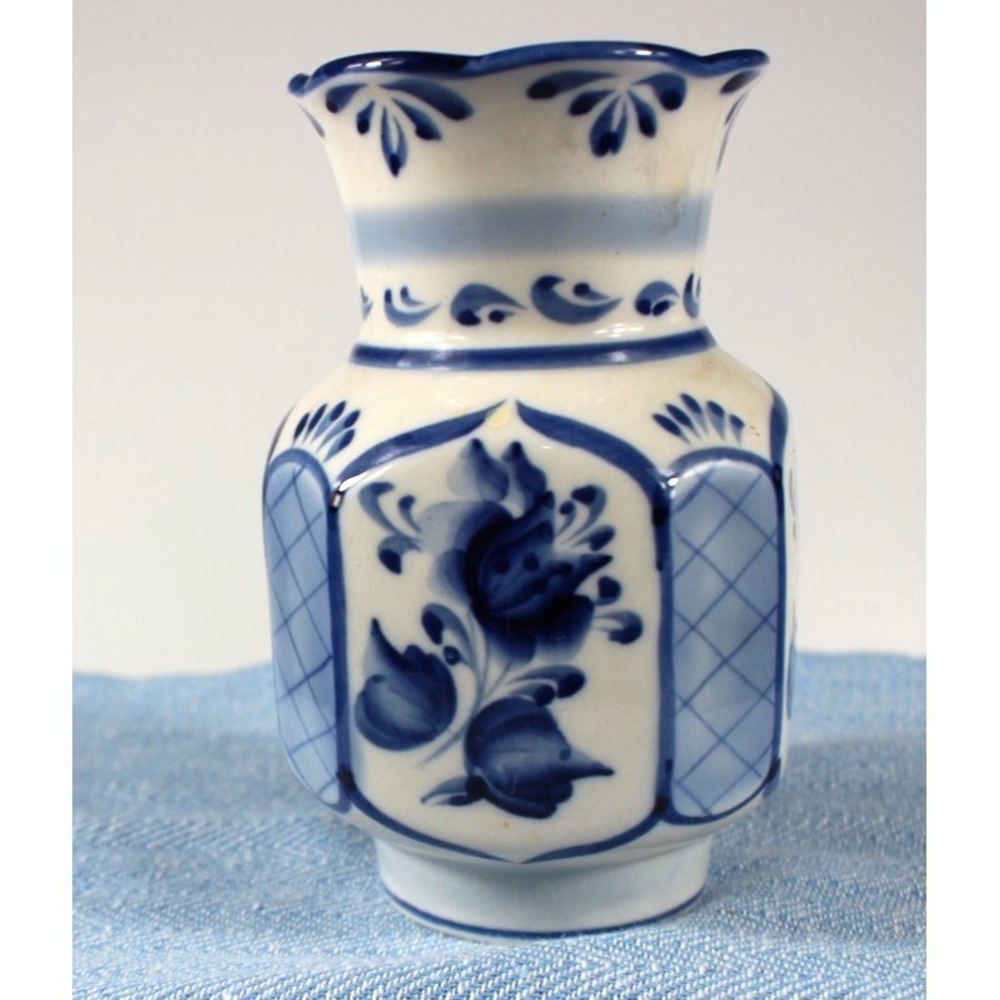 Gzhel Vase VTG Handmade Porcelain Blue/White 5,75 in Tall Signed